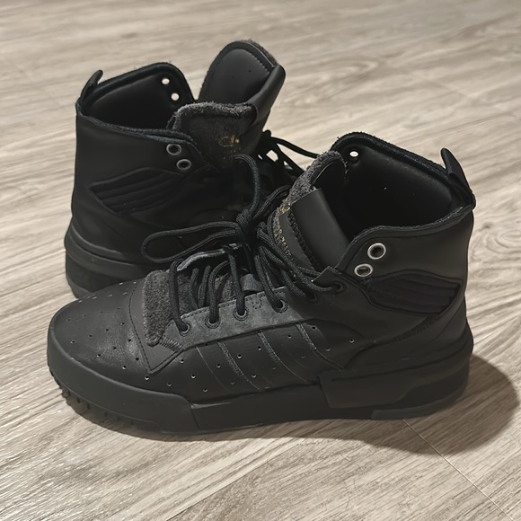 Men’s Adidas Rivalry RM sneakers - size 7 - Picture 1 of 7